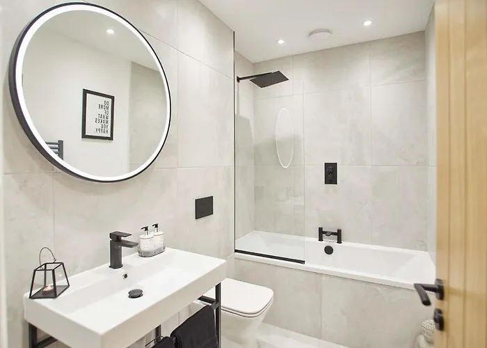 Host & - Little Acorn * Whitby