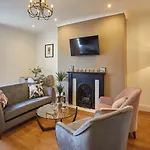 Host & - Little Acorn Apartment