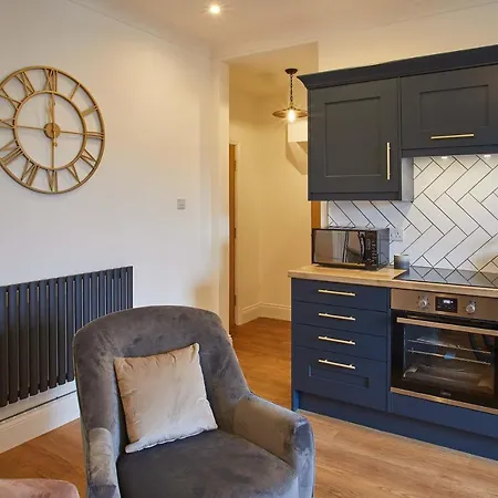 Host & - Little Acorn Apartment Whitby